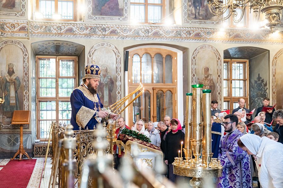 Божественная литургия в праздник Воздвижения Креста Господня в Троицком кафедральном соборе Подольска